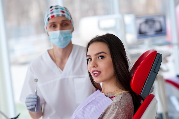 Retrato de un dentista y una hermosa chica en odontología.