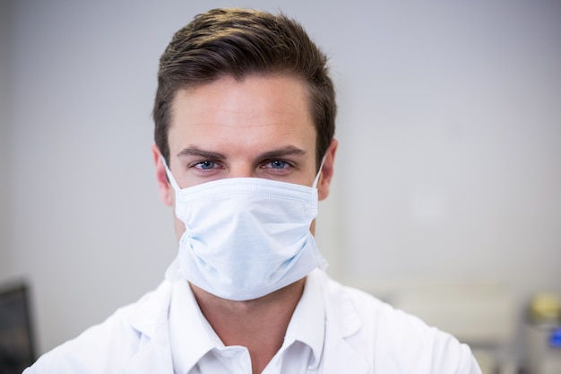 Retrato, de, dentista, llevando, mascarilla quirúrgica