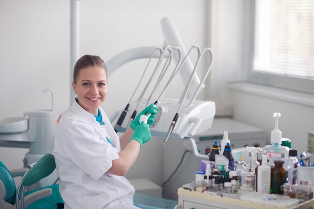 retrato de un dentista sonriendo a la cámara