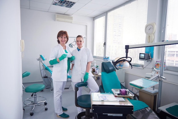 retrato de un dentista sonriendo a la cámara