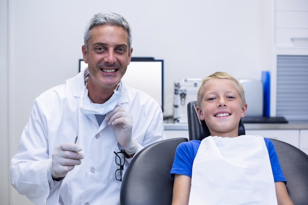 Retrato de dentista sonriente y paciente joven