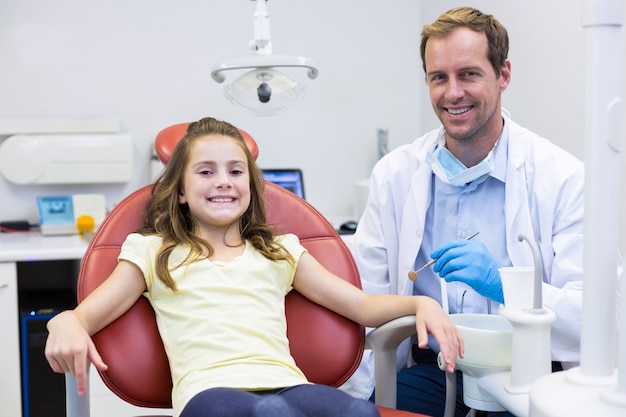 Retrato de dentista sonriente y paciente joven