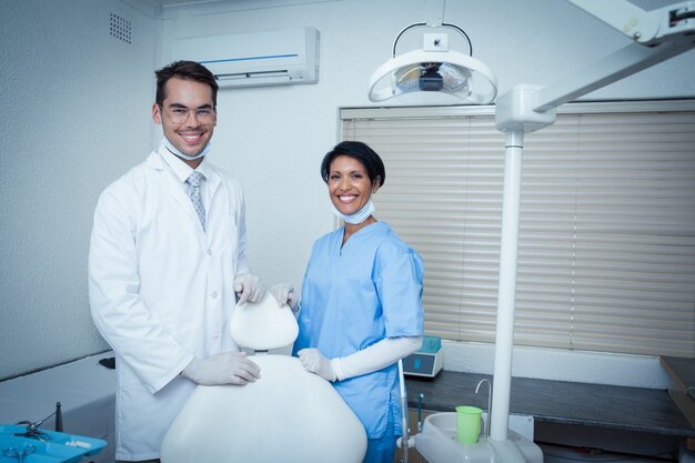 Retrato de dentistas sonrientes