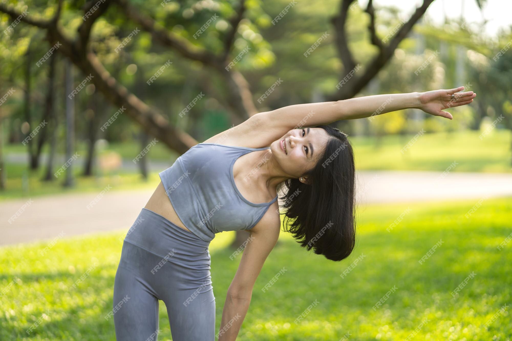 Retrato asiático belleza delgado mujer en ropa deportiva sentado relajarse y niña practicando yoga y hacer ejercicio físico en parque en casadieta conceptofitness y | Foto Premium