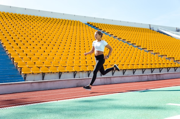 Retrato, de, un, deportes, mujer, funcionamiento, en, estadio