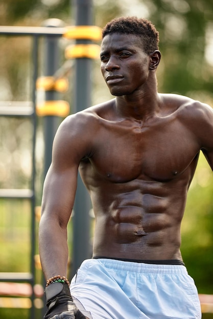 Retrato de deportista africano en topless listo para entrenar