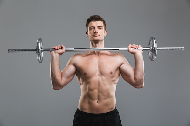 Retrato de un deportista sin camisa fuerte