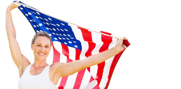 Retrato de deportista feliz posando con una bandera americana