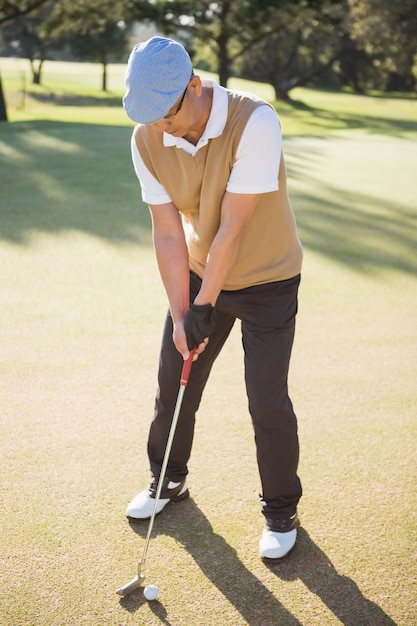 Retrato de deportista jugando al golf