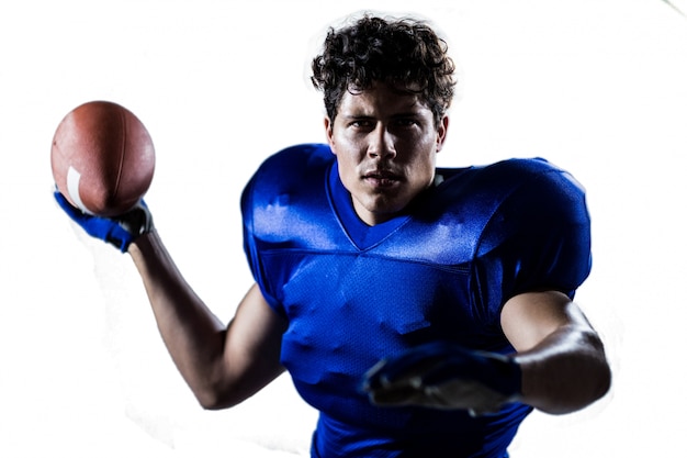 Retrato de deportista lanzando fútbol