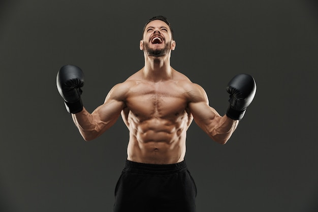 Retrato de un deportista musculoso emocionado celebrando