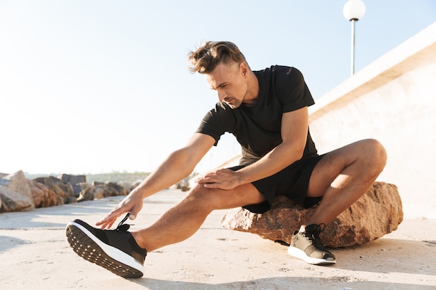 Retrato de un deportista sano haciendo ejercicios de estiramiento