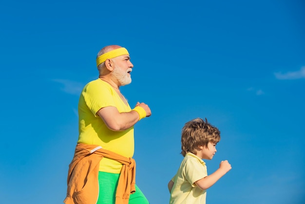 Retrato de un deportista senior saludable y un niñito deportivo corriendo abuelo y nieto caminando y r