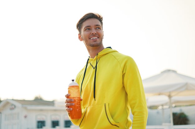 retrato, deportivo, hombre, con, botella de agua