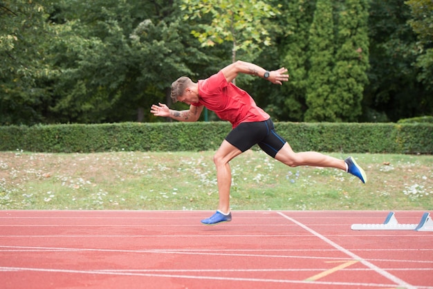 retrato, de, deportivo, hombre, en, pista corriente