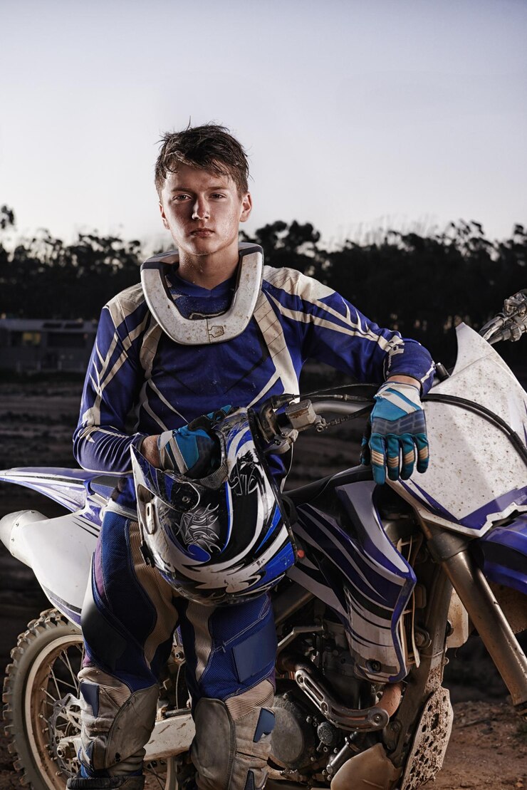 Foto retrato desportivo e homem com confiança em motocicleta off-road e equipamento para corrida de competição ou desafio aventura adrenalina e rosto sério de atleta em curso extremo com moto de terra à noite
