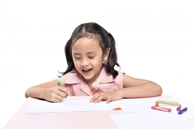 Foto retrato del dibujo asiático de la niña con el creyón colorido