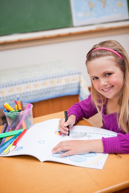 Retrato de un dibujo de colegiala