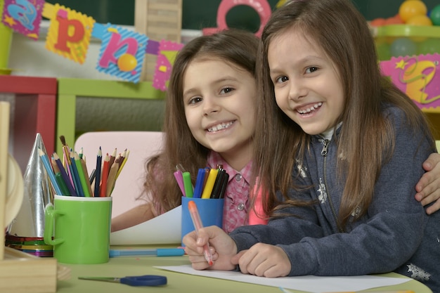 Foto retrato de un dibujo de niñas con lápices de colores