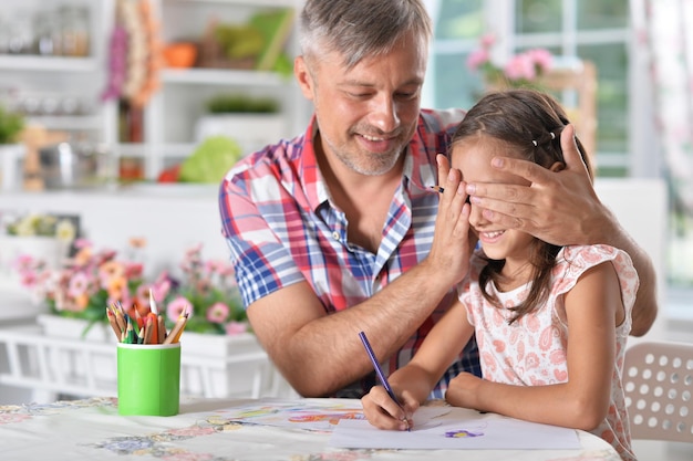 Retrato de un dibujo de padre e hija feliz