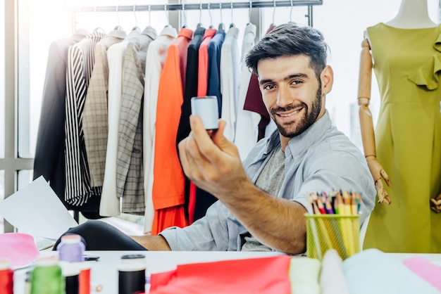 Retrato de un diseñador de moda en su espacio de trabajo.