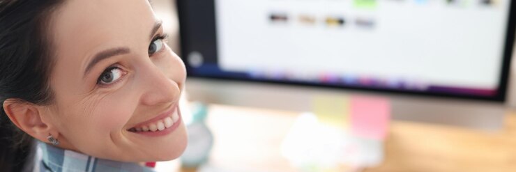 Foto retrato de diseñador de mujer sonriente que trabaja en la tableta de la computadora para trabajar en el editor gráfico