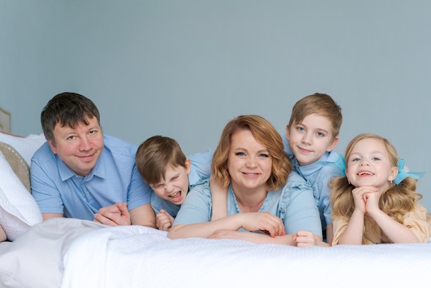 Retrato disfrutando feliz sonrisa amor caucásico familia padre y madre padres niños pequeños niña d...