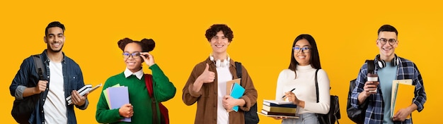 Retrato de diversos estudiantes multiétnicos con mochilas posando sobre fondo de estudio amarillo