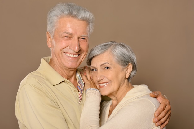 Retrato de divertida pareja de ancianos sonriendo feliz