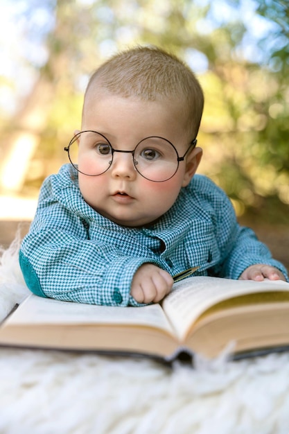 Retrato divertido de lindo bebé con gafas Foto de alta calidad