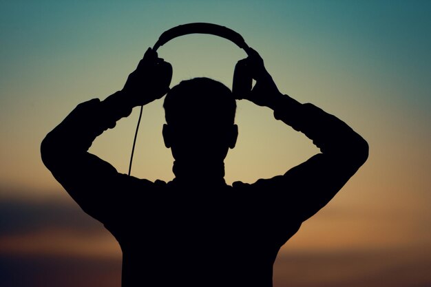 Foto retrato de un dj con auriculares en los oídos