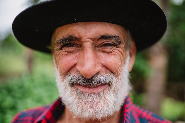 Retrato do agricultor brasileiro na camisa casual na fazenda