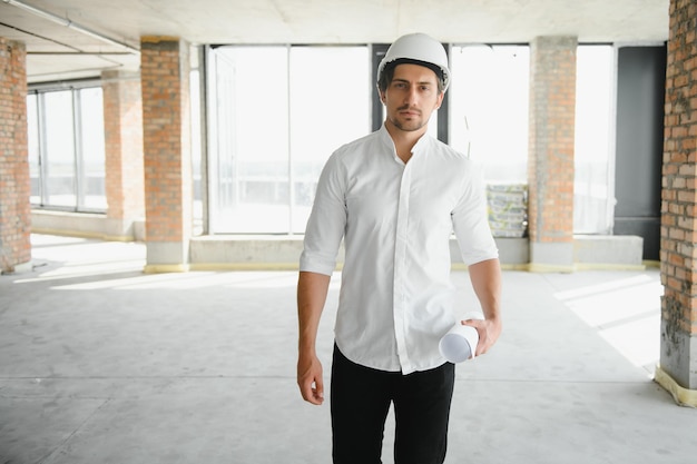 Retrato do arquiteto homem no canteiro de obras Gerente de construção confiante usando capacete Engenheiro civil maduro bem sucedido no canteiro de obras com espaço de cópia