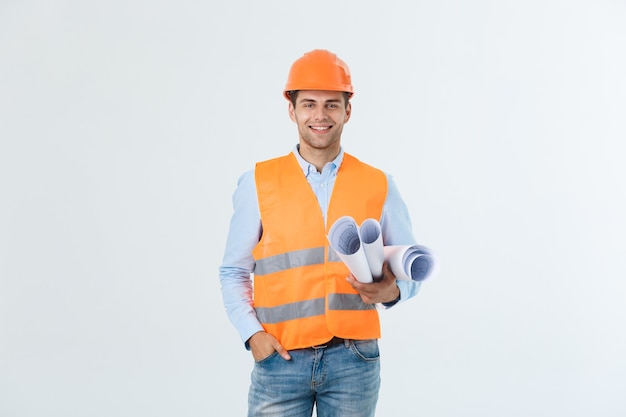 Retrato do arquiteto jovem empresário ou engenheiro, sorrindo sobre fundo branco.