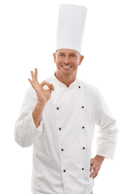 Retrato do chef homem com gesto de mão ok e dono de café sorriso confiante isolado no fundo branco Emoji saboroso uniforme de cozinheiro executivo feliz para negócio de desconto de restaurante ou promoção no estúdio