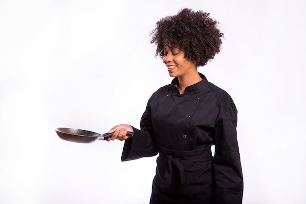 Foto retrato do chef mulher segurando uma panela isolada no fundo branco