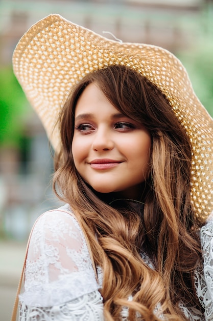 Foto retrato do close-up de uma linda mulher com um chapéu de verão vintage.