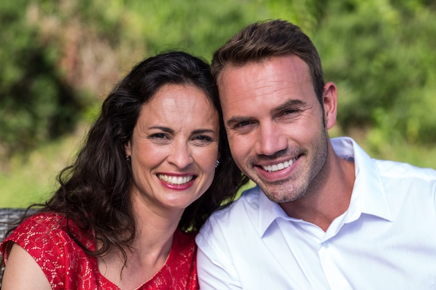 Retrato do close-up do jovem casal a sorrir