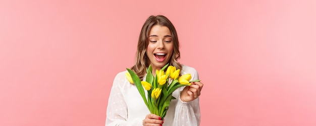 Retrato do conceito de felicidade e celebração da primavera de uma garota feliz surpresa e satisfeita alegremente