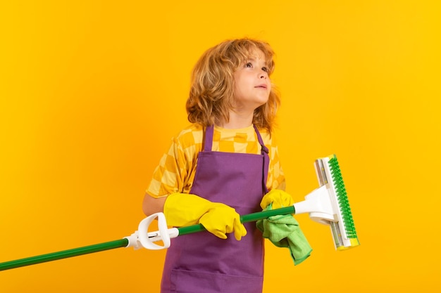 Retrato do conceito de limpeza infantil, crescimento, desenvolvimento, relações familiares Conceito de limpeza doméstica e doméstico Uso infantil espanador e luvas para limpeza Fundo isolado do estúdio