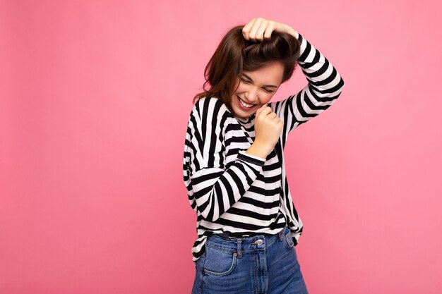 Retrato do conceito de uma jovem morena bonita sorridente hipster em estilo moderno.