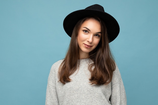 retrato do conceito de uma jovem morena bonita sorridente hipster em estilo moderno.