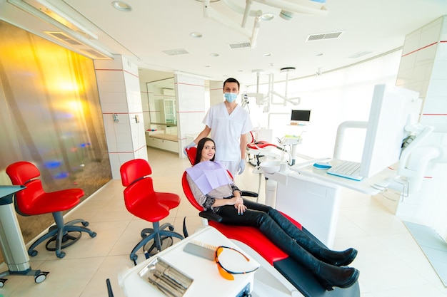 Foto retrato do dentista e do paciente em odontologia