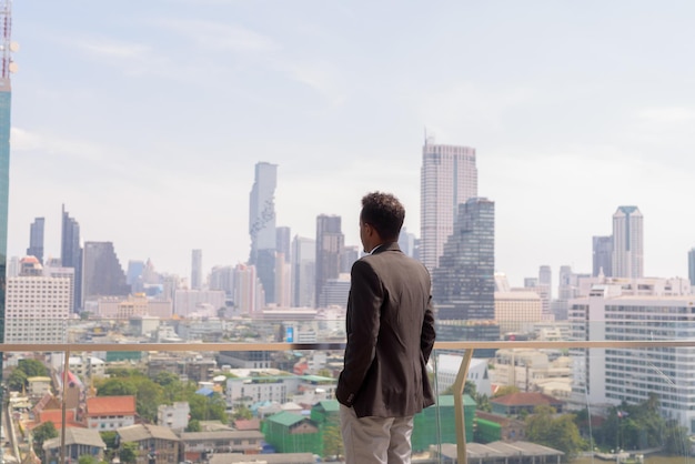 Retrato do empresário africano vestindo terno e gravata ao ar livre na cidade