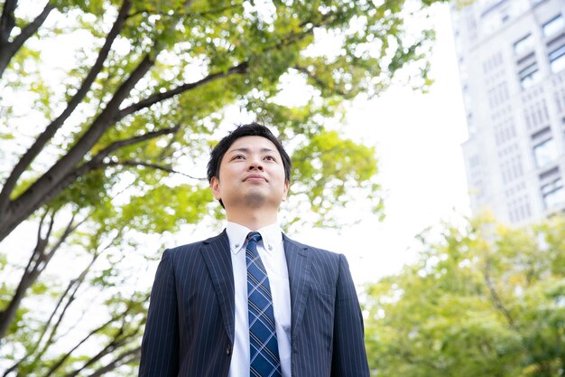 Retrato do empresário asiático na rua da cidade