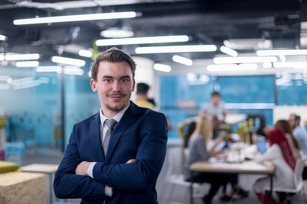 Retrato do empresário bem sucedido empresário no escritório de inicialização ocupado