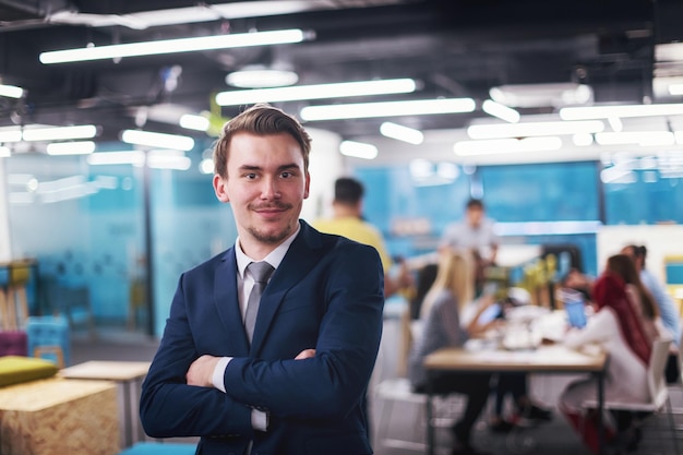 Retrato do empresário bem sucedido empresário no escritório de inicialização ocupado