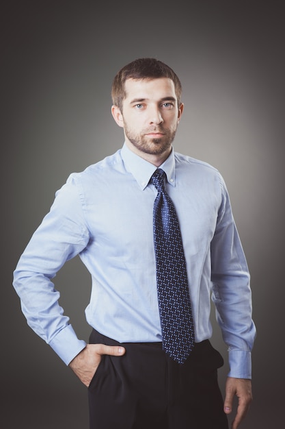 Retrato do empresário com barba no terno. Estúdio.