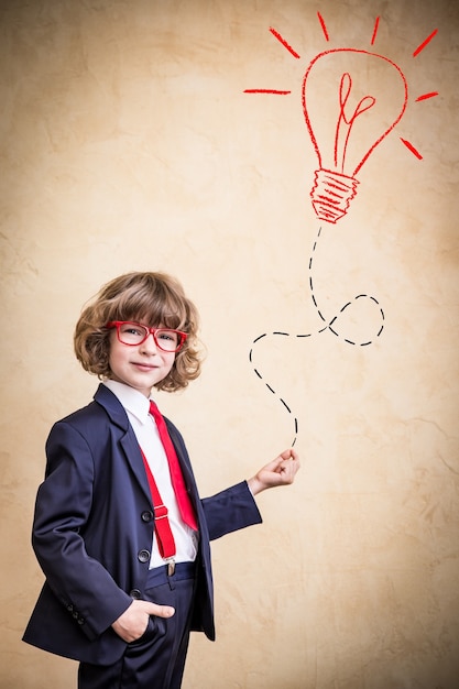 Foto retrato do empresário criança no escritório. conceito de negócio de sucesso, criativo e ideia
