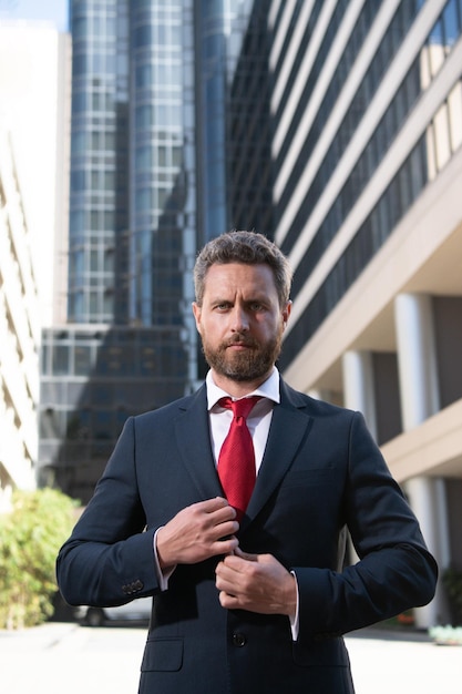 Foto retrato do empresário em frente ao escritório moderno